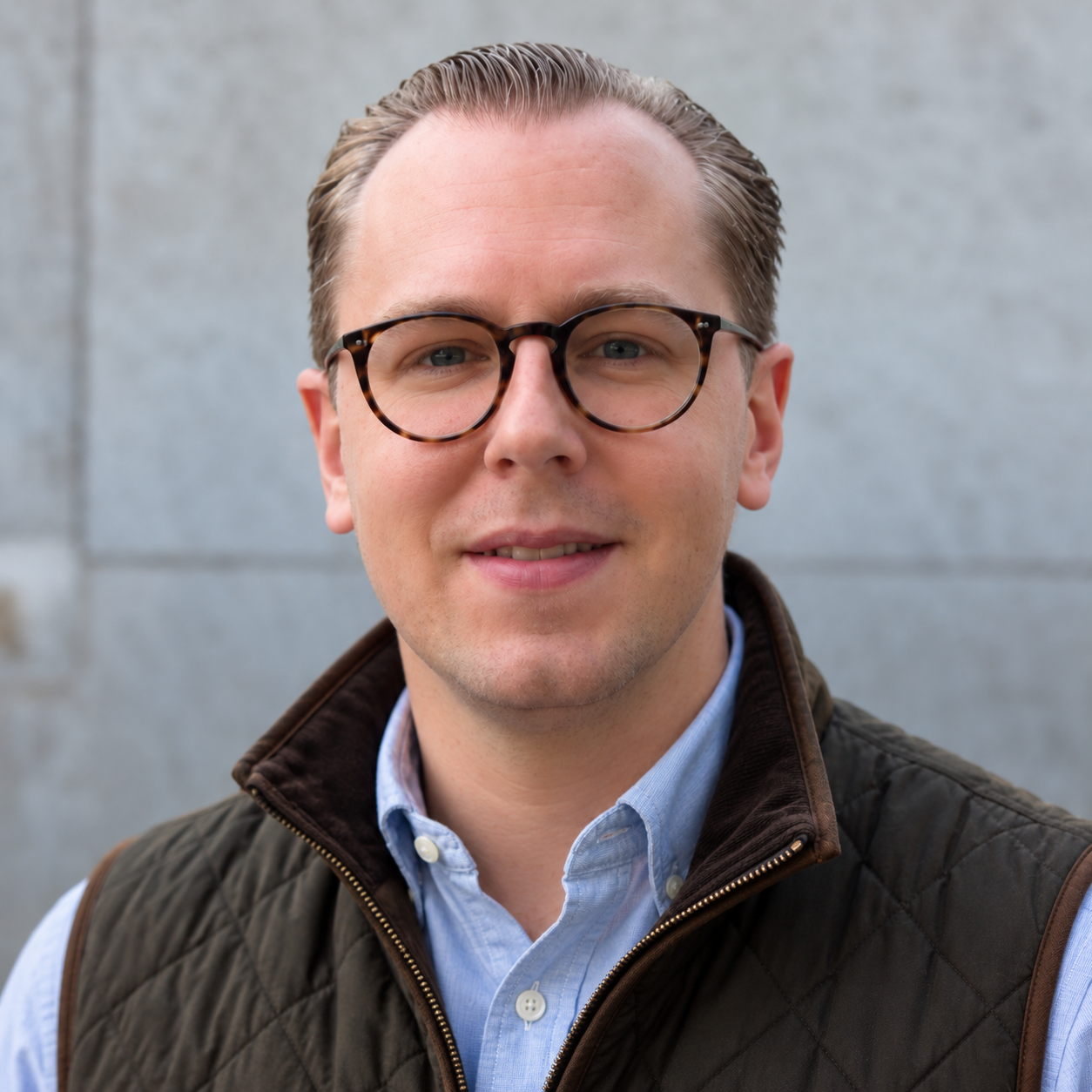 Professionellt porträtt med glasögon Marcus Hedenskog